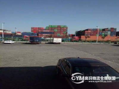寬闊的停車場(chǎng)