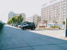 倉庫的大門前
