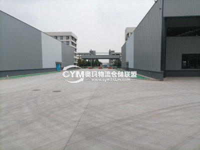 圖片中的中間是車輛進出的大門崗亭
