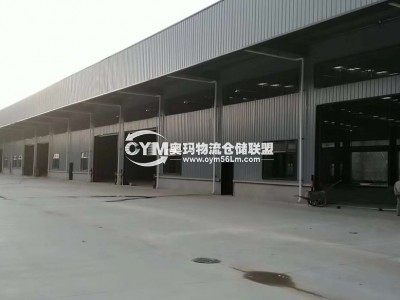 其中一個倉庫前寬敞的停車地，整個園區10萬平米