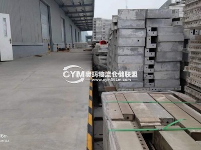 已經擺放了貨物在裝卸貨臺前