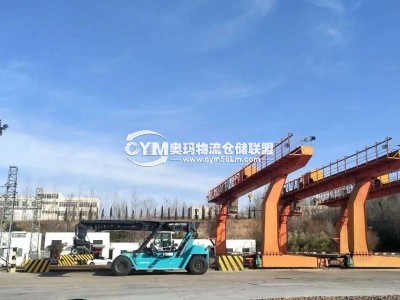園區內叉車和龍門吊