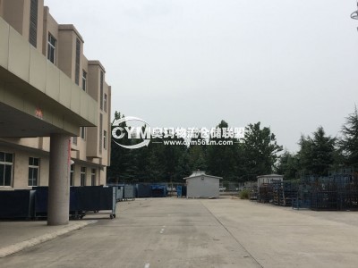 沒(méi)有貨臺(tái)，直接在倉(cāng)庫(kù)門(mén)口的地面裝卸貨物