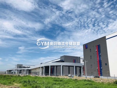 周圍是多棟倉庫