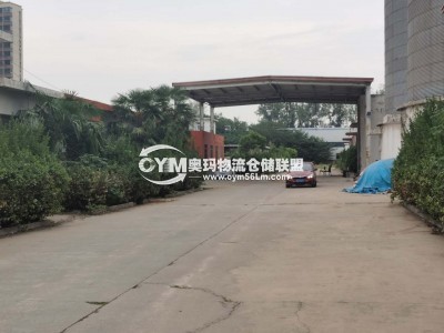 倉庫后邊有一個(gè)寬敞的道路可以停車