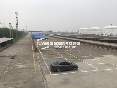 旁邊有大量專用停車位，還有鐵路軌道