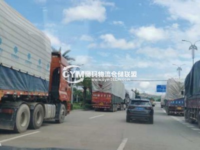 周圍貨運(yùn)車輛比較多，道路寬敞，可以自由通行
