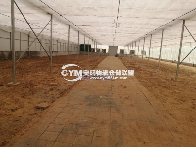 棚頂為實(shí)心，只是加了降溫布