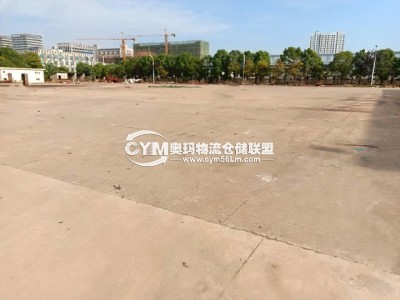 倉庫前面一塊空地停放車輛。