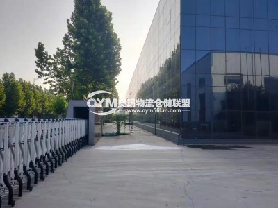 辦公樓前以及大門口。